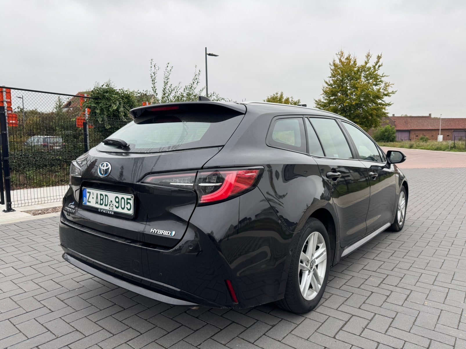 TOYOTA COROLLA TOURING 1.8 HYBRIDE/EURO 6D/ VOLLEDIGE OPTIE, Auto's, Euro 6, Corolla, Zwart, Bedrijf