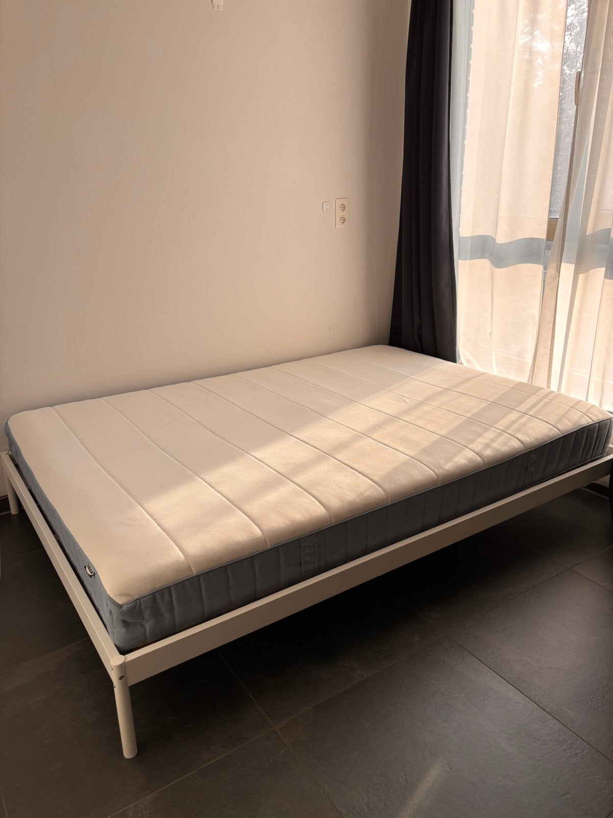 VEVELSTAD bed met VESTERÖY matras 140x200 cm, Huis en Inrichting, Ophalen, Wit, 140 cm, Zo goed als nieuw