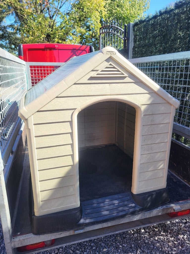 Niche pour grand chien en PVC Keter - Bon état, Animaux & Accessoires, Enlèvement, 75 à 110 cm, 65 à 100 cm, Niche à chien