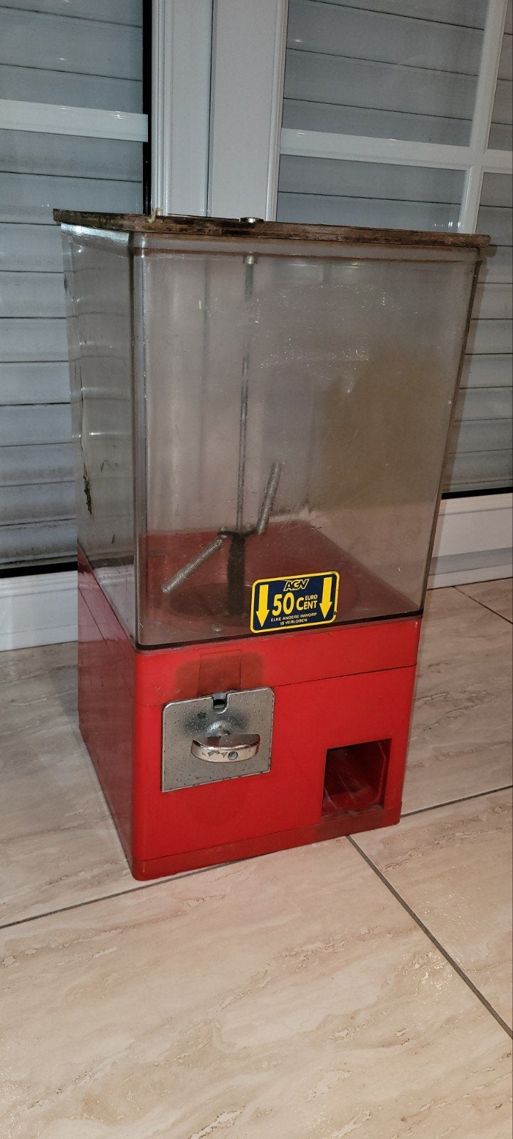 Kauwgomautomaat, Ophalen