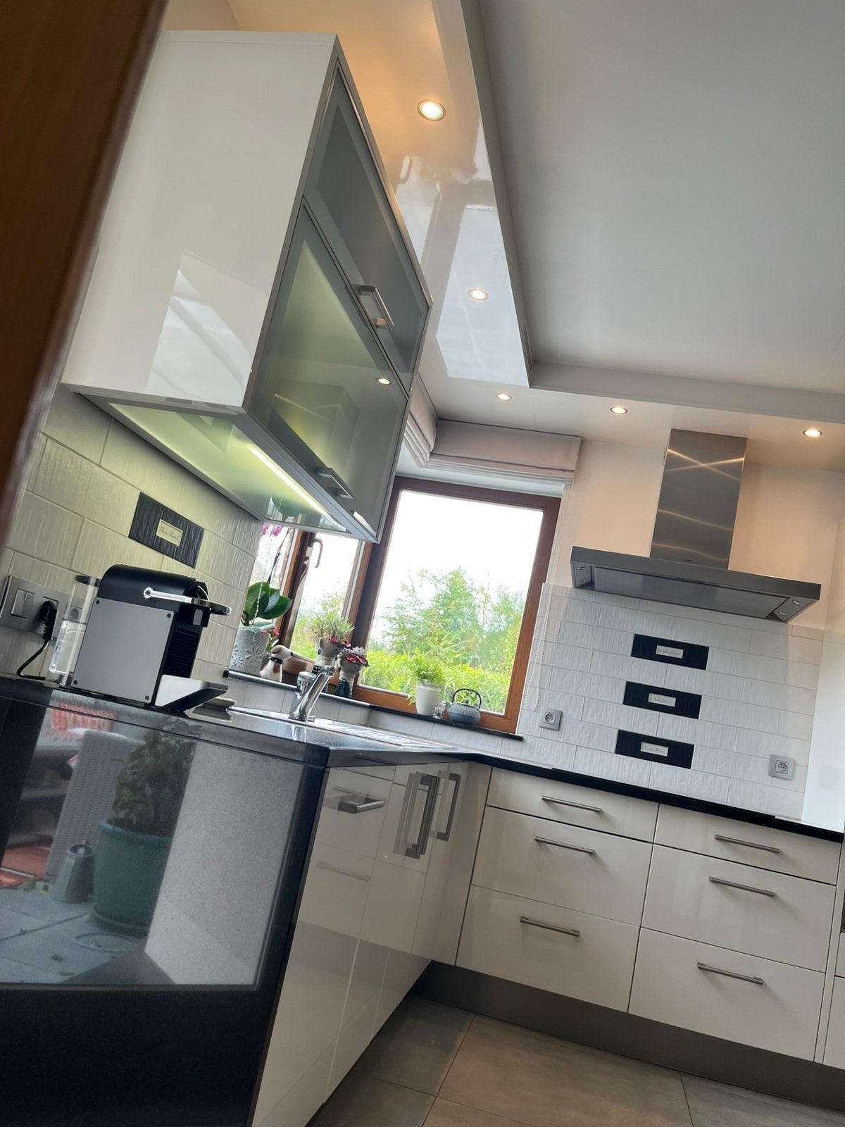 Cuisine equipee avec electromenager haut de gamme, Granit ou Pierre, Brillant ou Laqué, Enlèvement, Utilisé