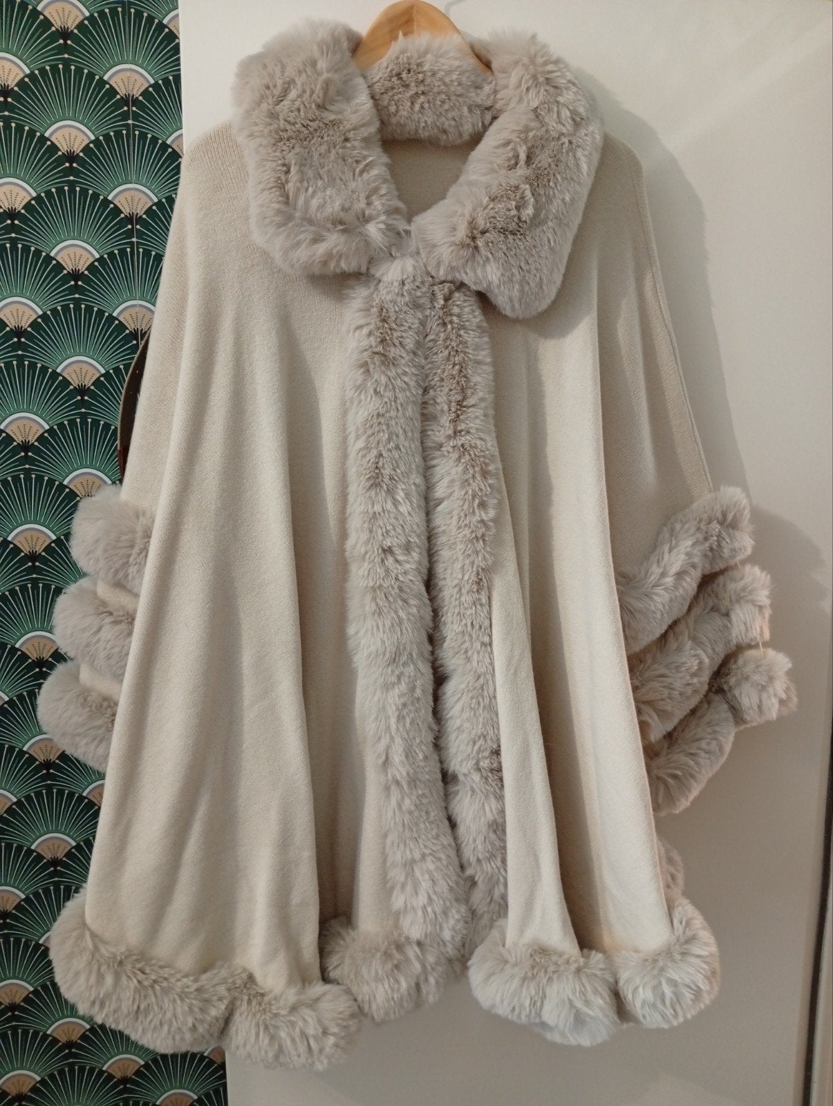 Zeer mooie beige cape maat 50/52, Kleding | Dames, Overige Dameskleding
