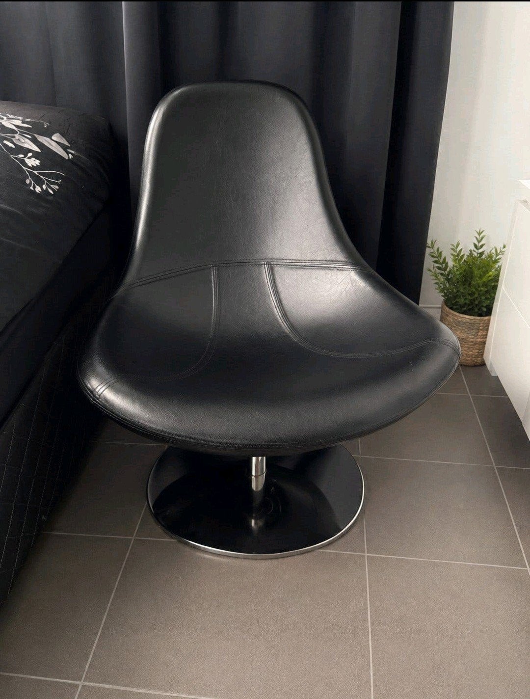 Fauteuil pivotant design noir – Très bon état
Apportez une t, Maison & Meubles, Fauteuils, Enlèvement