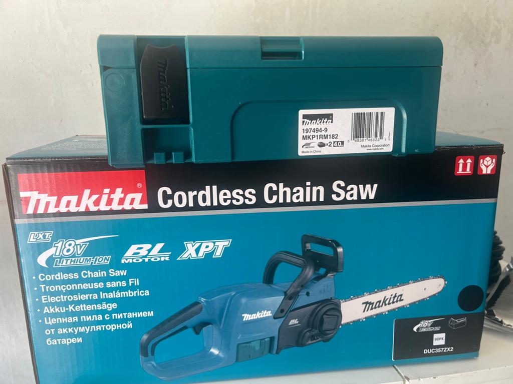 Makita DUC 357 ZX2 Tronçonneuse + chargeur 2 batterie, Bricolage & Construction, Outillage | Scies mécaniques, Enlèvement, Neuf