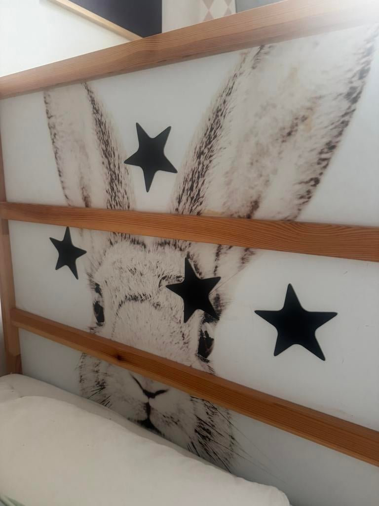 Bed met magneetbehang en kurk, Kinderen en Baby's, Kinderkamer | Bedden, Gebruikt, Hoogslaper of Stapelbed, Lattenbodem, Ophalen