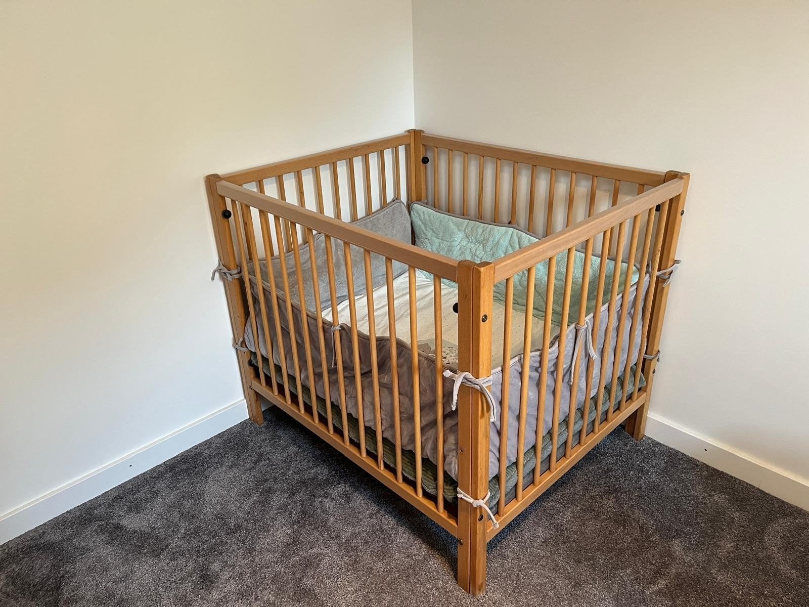 Parc pour bébés en bois avec matelas et cadre, Enfants & Bébés, Enlèvement, Utilisé, Rectangulaire, Réglable en hauteur