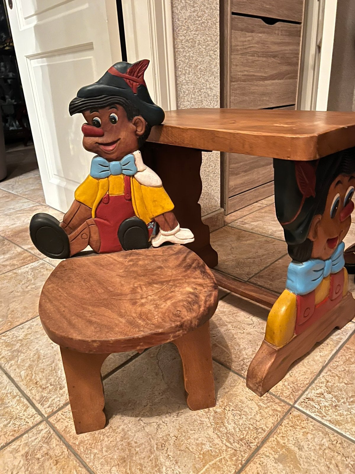 Vintage Pinokkio  houten tafel met  stoel ambachtelijk, Verzamelen, Disney, Ophalen, Zo goed als nieuw