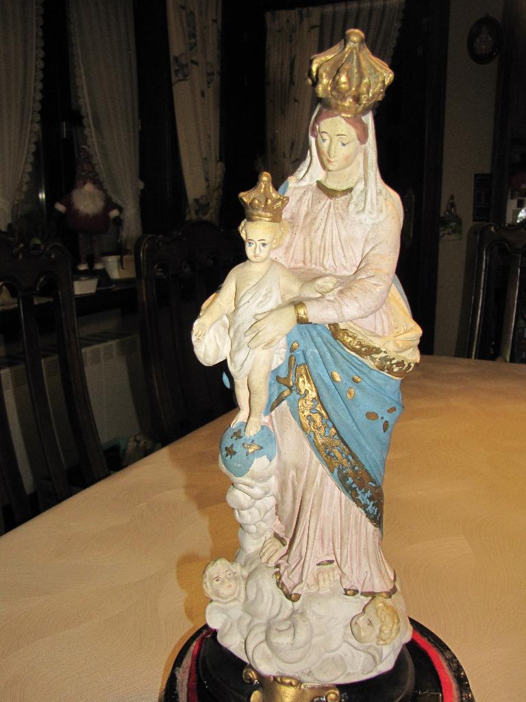 2 christelijke beelden Maria met kind en is H Hart van Jezus, Ophalen