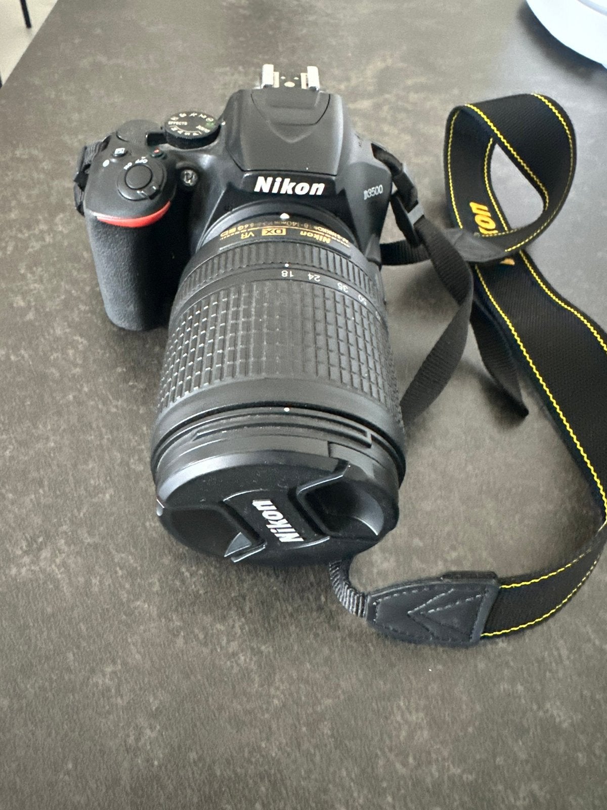 Nikon D3500 + lens + 2x batterij + oplader + SD kaart 32gb, Ophalen, Gebruikt, Draagriem, Nikon