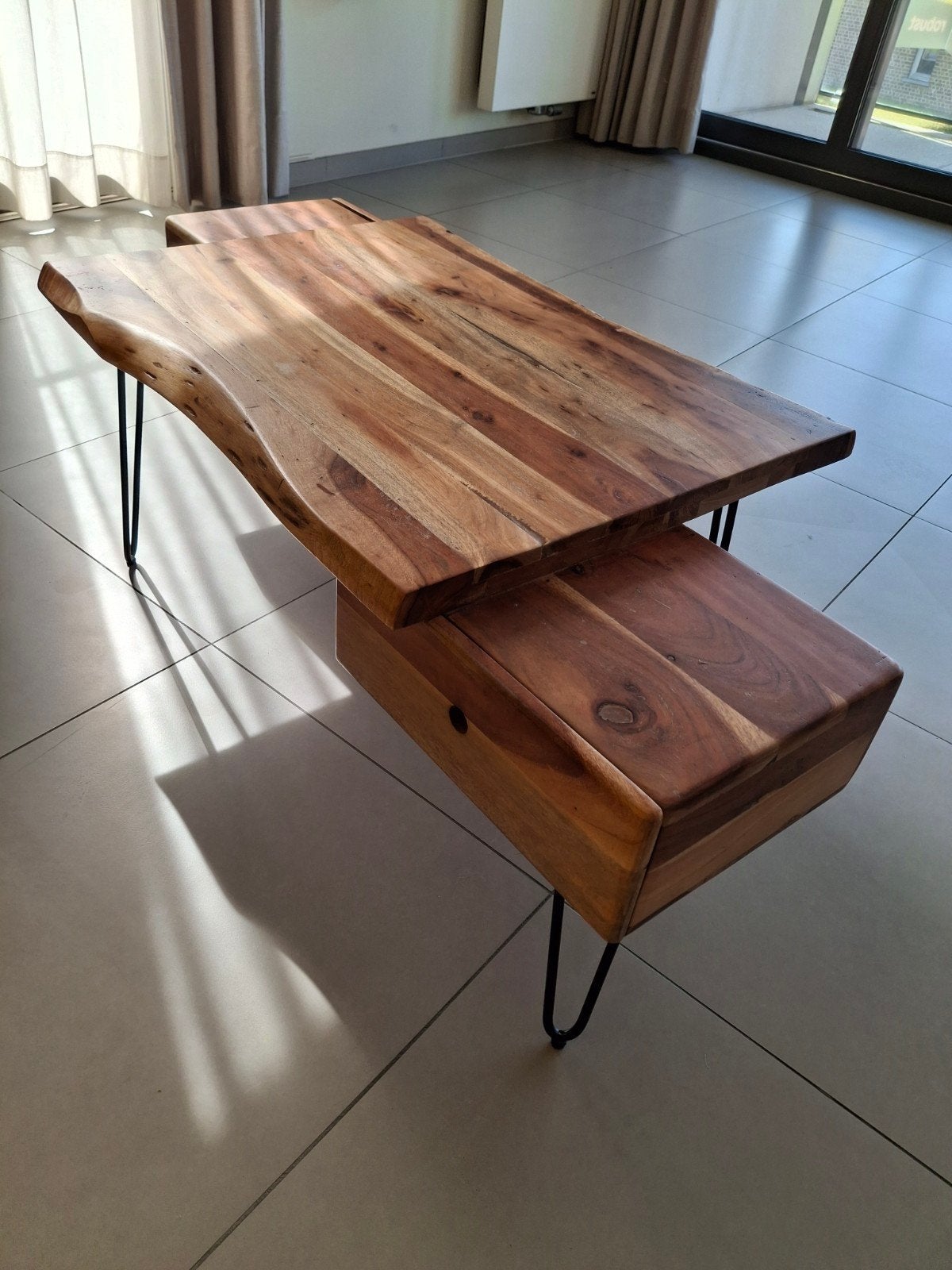 Salontafel in vol hout met 2 lades, Ophalen, 100 tot 150 cm, 50 tot 100 cm, Zo goed als nieuw