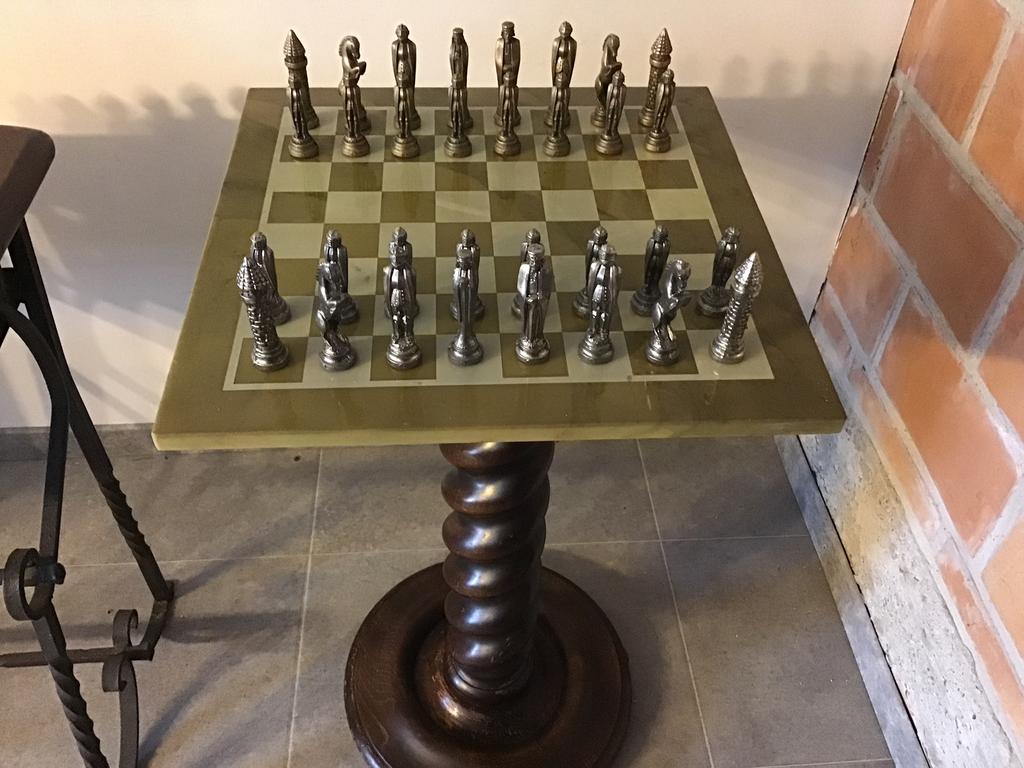 Prachtige schaaktafel massief eiken voet en metalen figuren., Ophalen of Verzenden, Zo goed als nieuw