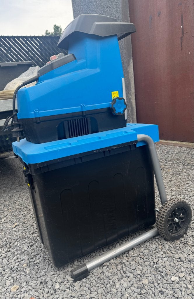 Hakselaar 2800 watt, Ophalen, Zo goed als nieuw, Hbm, Met opvangbak