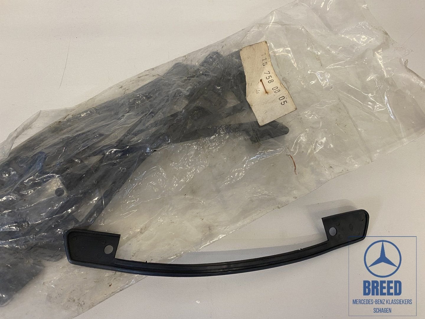 NOS onderlegger kofferdekselgreep Mercedes-Benz W114 W115 /8, Nieuw, Ophalen of Verzenden, -, -
