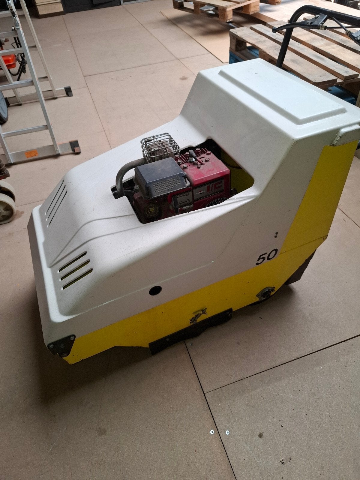 Borstelmachine op benzine motor, Bricolage & Construction, Matériel de nettoyage, Enlèvement