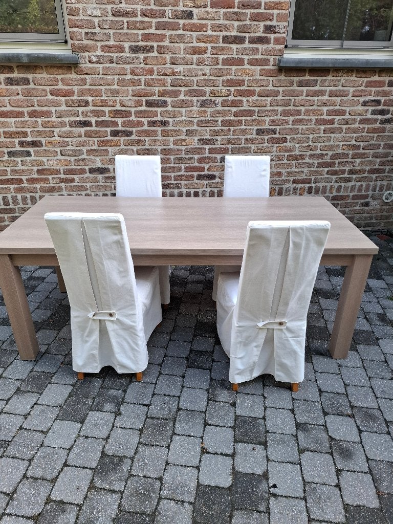 tafel en stoelen, Enlèvement