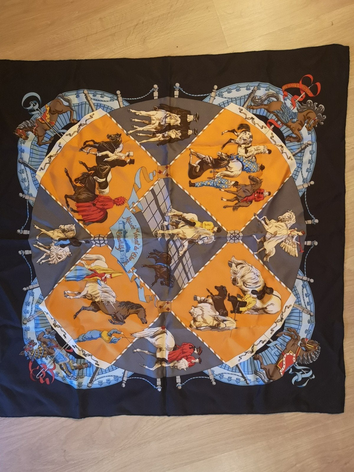 Foulard Hermès, Enlèvement