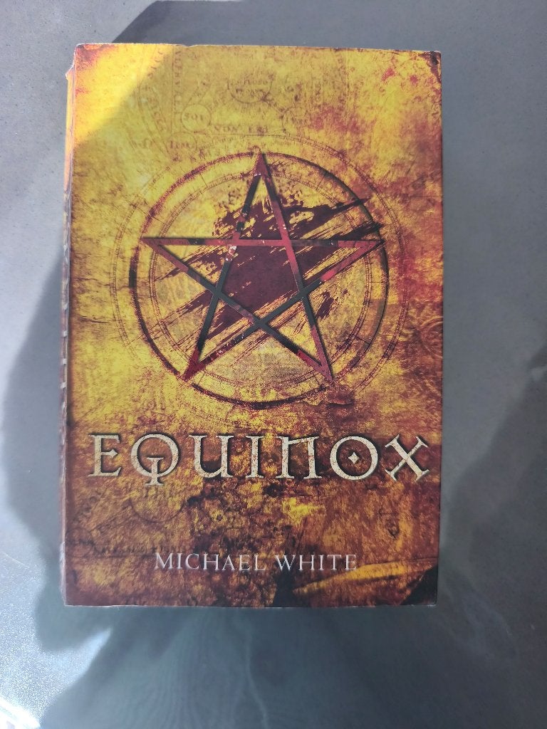 Boek Michael White: Equinox, Gelezen, België, Ophalen of Verzenden, Michael White