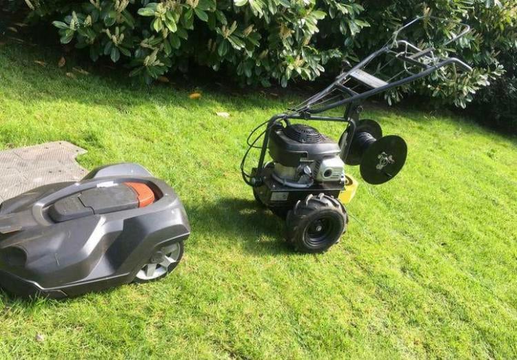 Kabellegmachine voor maairobot, Enlèvement