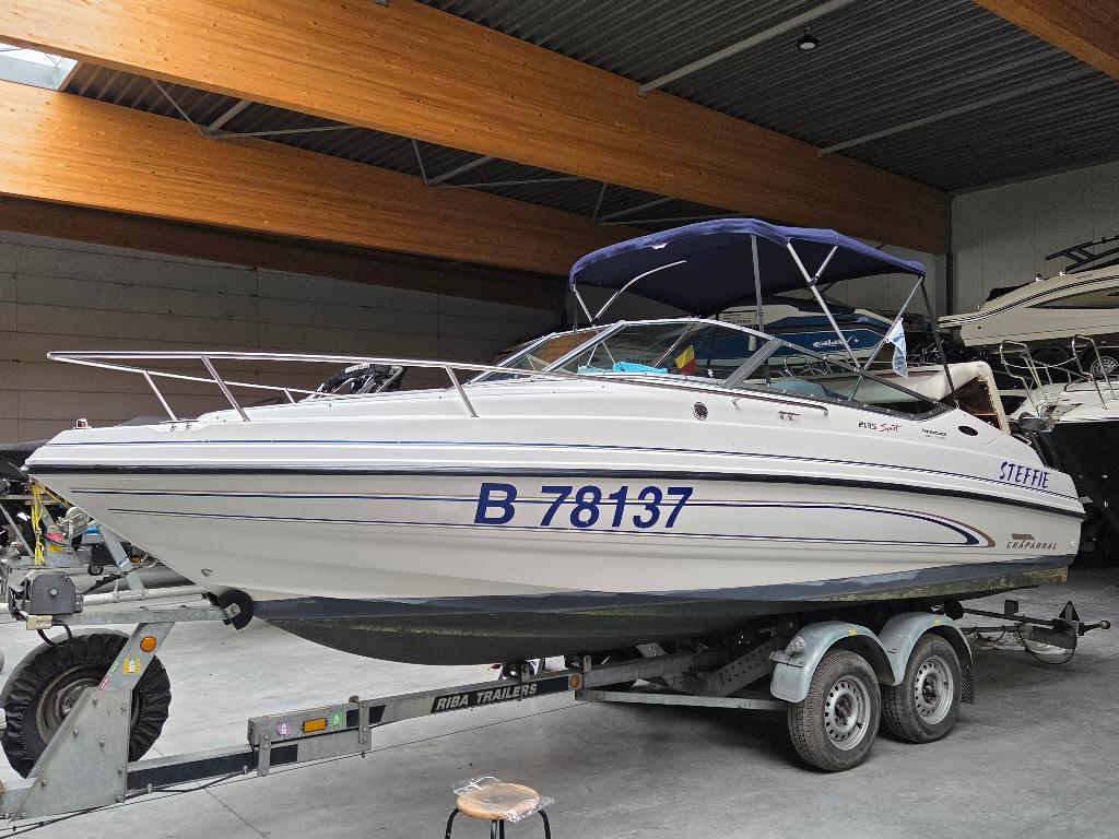 Chaparral 2135 sport met kleine cabine op dubbel as trailer, Essence, Moteur in-bord, 260 ch, Alimentation à quai