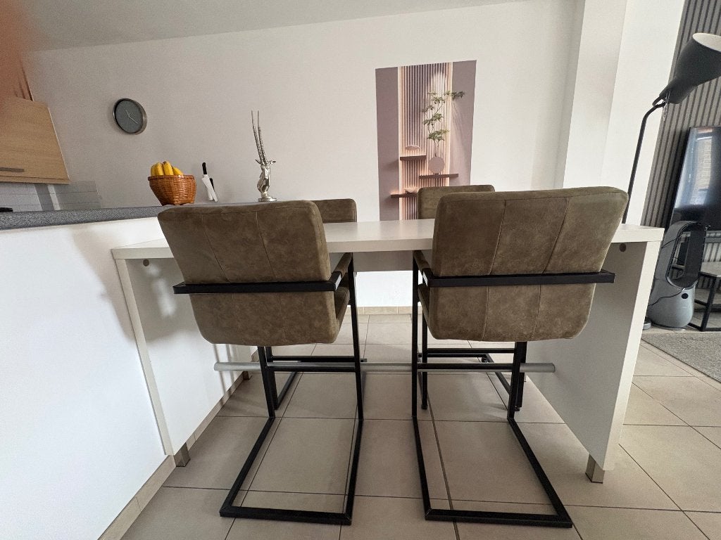 Bartafel met 4hoge stoelen, Ophalen, Zo goed als nieuw