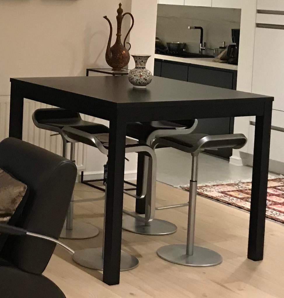 Une Table de salle à manger ou Bar moderne en noir, Quatre personnes, Enlèvement, Moderne, Carré