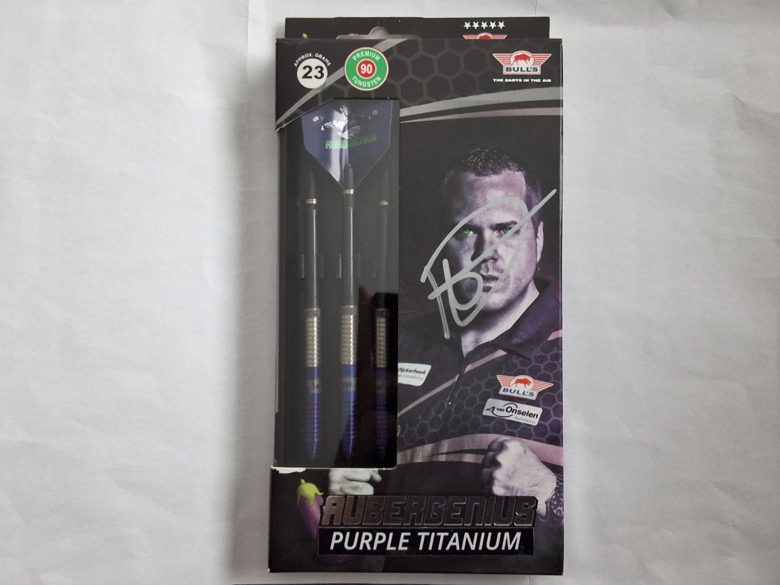 Bull’s Aubergenius Purple Titanium Gesigneeerd, Sport en Fitness, Ophalen of Verzenden, Nieuw, Pijlen
