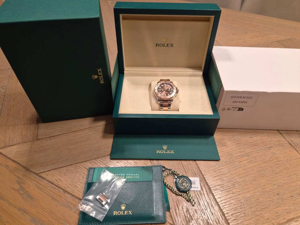 Rolex Yachtmaster 40 Chocolate 03/2026 Full set, Handtassen en Accessoires, Horloges | Heren, Ophalen, Goud, Goud, Rolex
