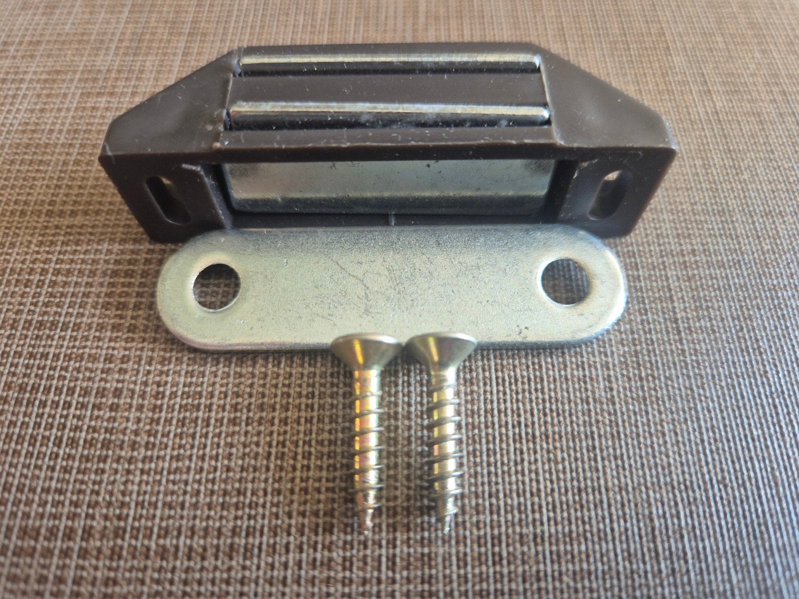 8 magneetsloten, twee nieuwe, 1 eur/stuk, Bricolage & Construction, Enlèvement ou Envoi, Neuf, 50 à 100 mm, Vis