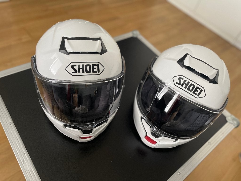 2 casques Shoei Neotec 3 blancs en taille S et M, Motos, Enlèvement, Neuf, avec ticket, M, Shoei