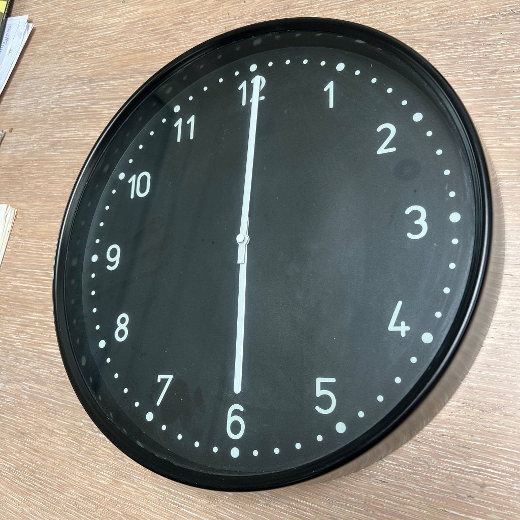 wandklok IKEA – 38 cm, IKEA, Werkt op batterijen, Ophalen of Verzenden, Zwart