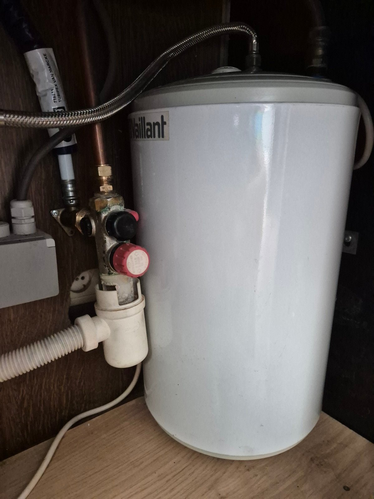 Chauffe-eau instantané Vaillant, Bricolage & Construction, Chauffe-eau & Boilers, Enlèvement