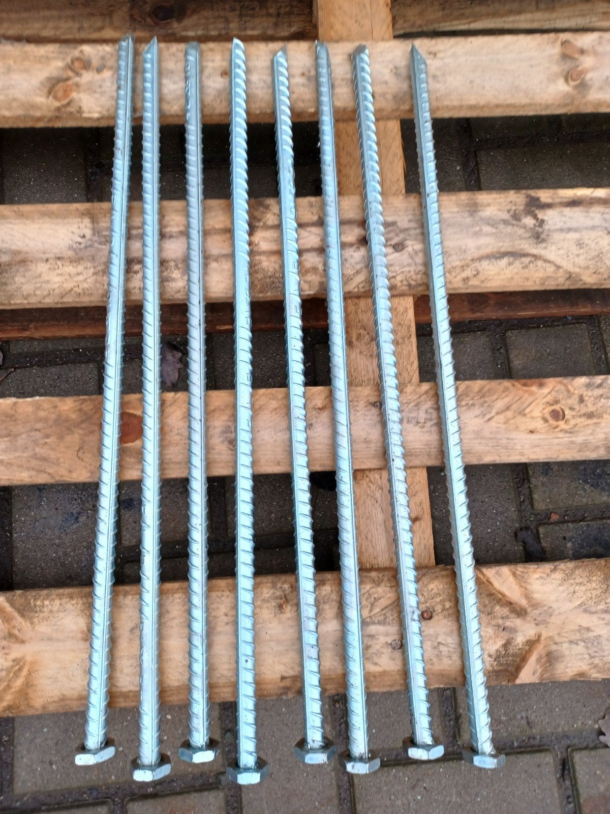 Lange massieve wiggen.Tel:0475 96 19 33, Ophalen