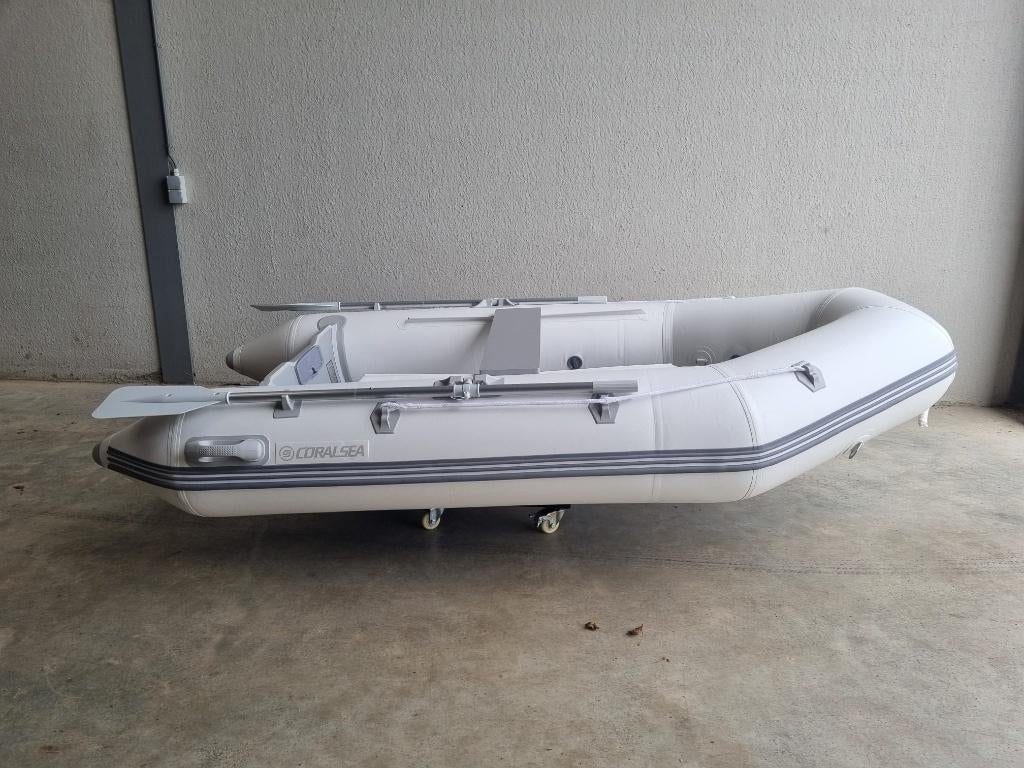 Nouvelle Coralsea Zodiac 320 avec moteur Suzuki DF6 AS, Sports nautiques & Bateaux, Canots pneumatiques, Neuf, 6 ch, Pompe, Bois