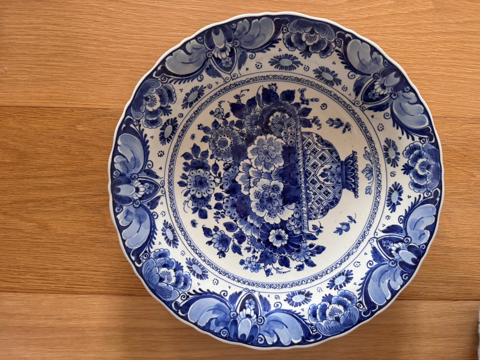 Delfts blauw sierbord – bloemenmand – Ø 29cm, Antiquités & Art, Antiquités | Assiettes décoratives & Carrelages, Enlèvement