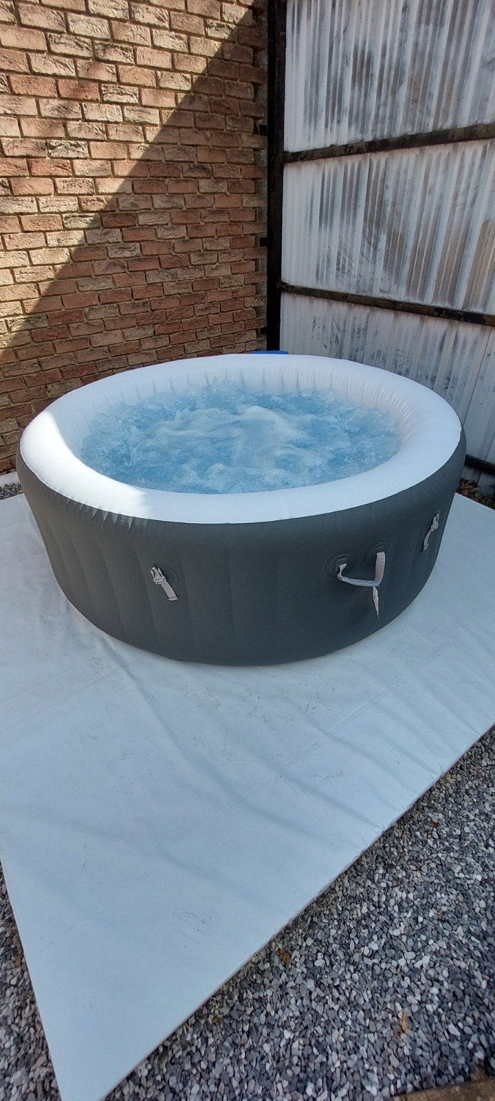 Jacuzzi 4 personnes ( Juste 2 ans voir photos  ), Jardin & Terrasse, Enlèvement, Comme neuf, Tapis de sol, Gonflable