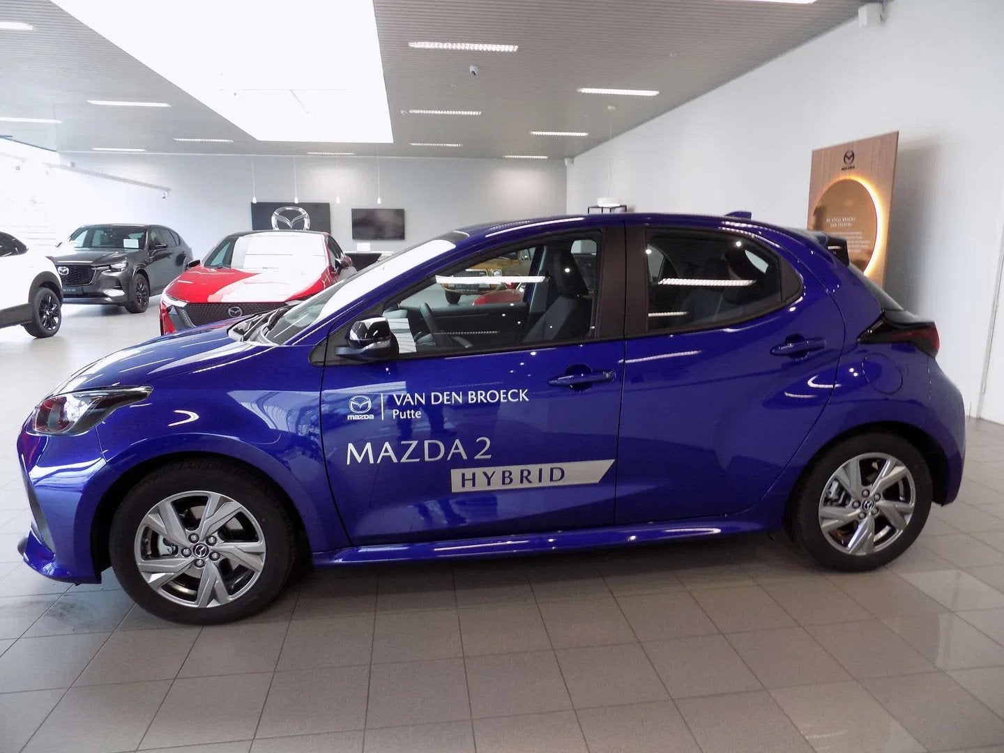 Mazda 2 1.5L Hybrid Exclusive-line Automaat! (bj 2025), Auto's, Automaat, Stof, Gebruikt, Zwart