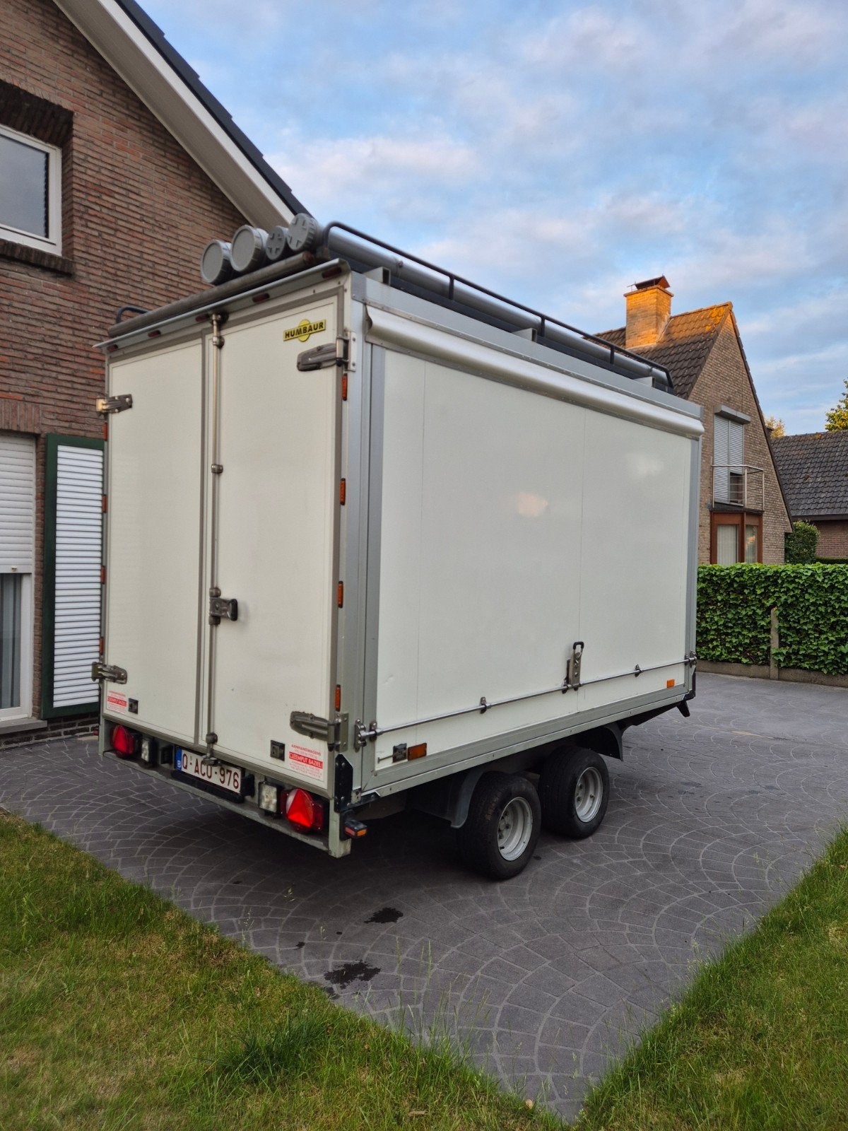 Te koop gesloten aanhangwagen, Ophalen