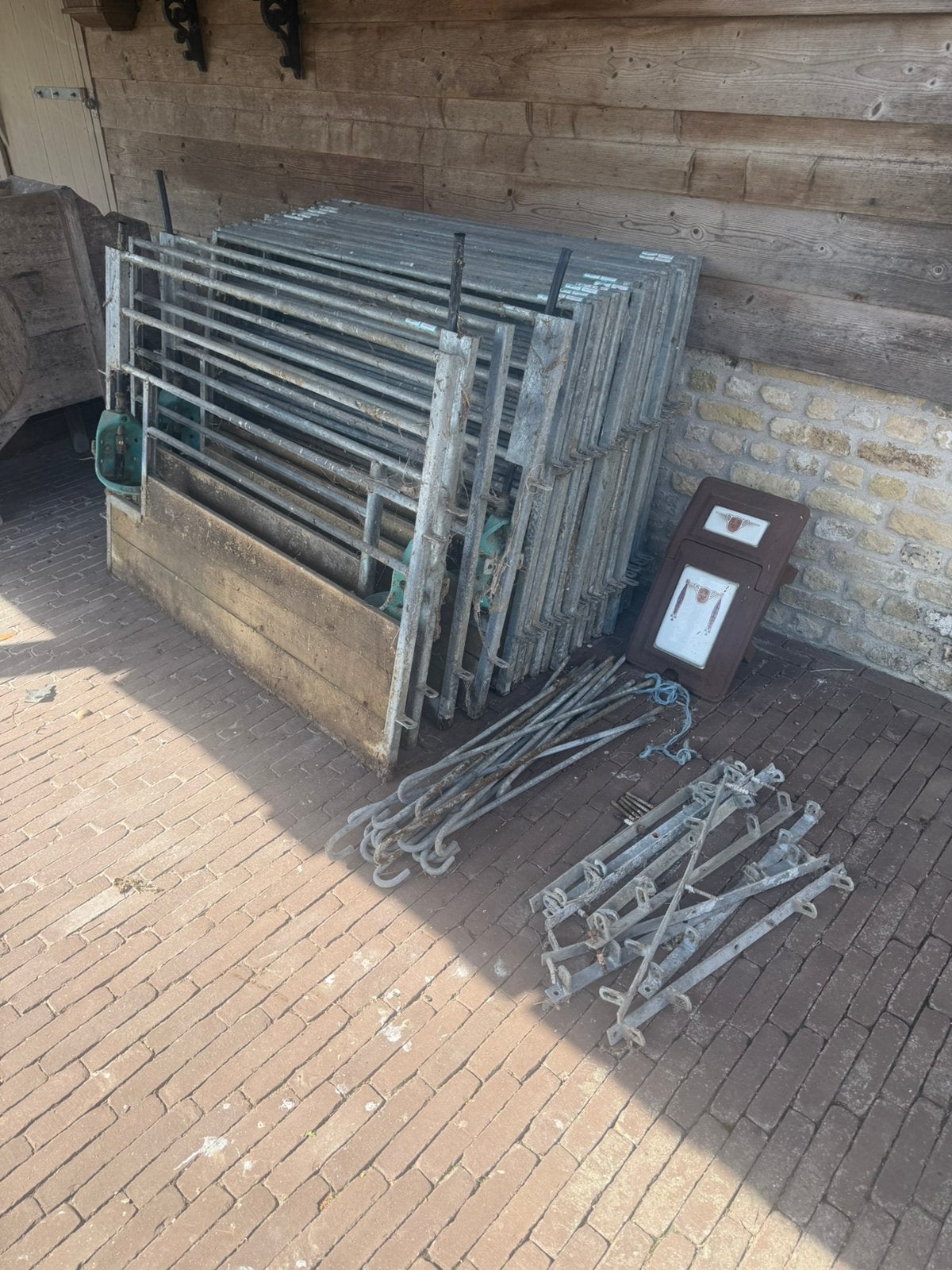 Veno schapen en heiten hekkens met hooiruif en voederbak