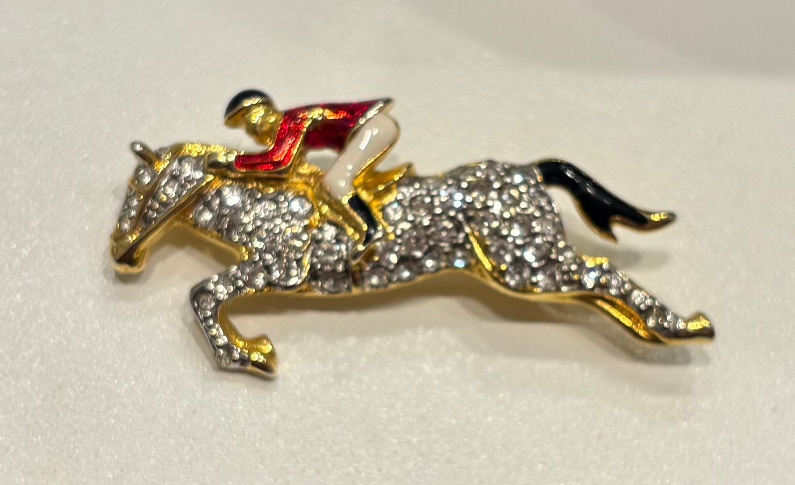 Broche/speld met steentjes en emaille., Handtassen en Accessoires, Broches, Ophalen of Verzenden, Zo goed als nieuw, Overige kleuren