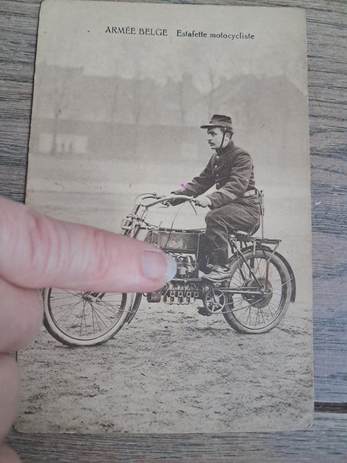 oude pk : Het Belgisch leger, soldaat met moto, Ophalen of Verzenden, Landmacht, Foto of Poster