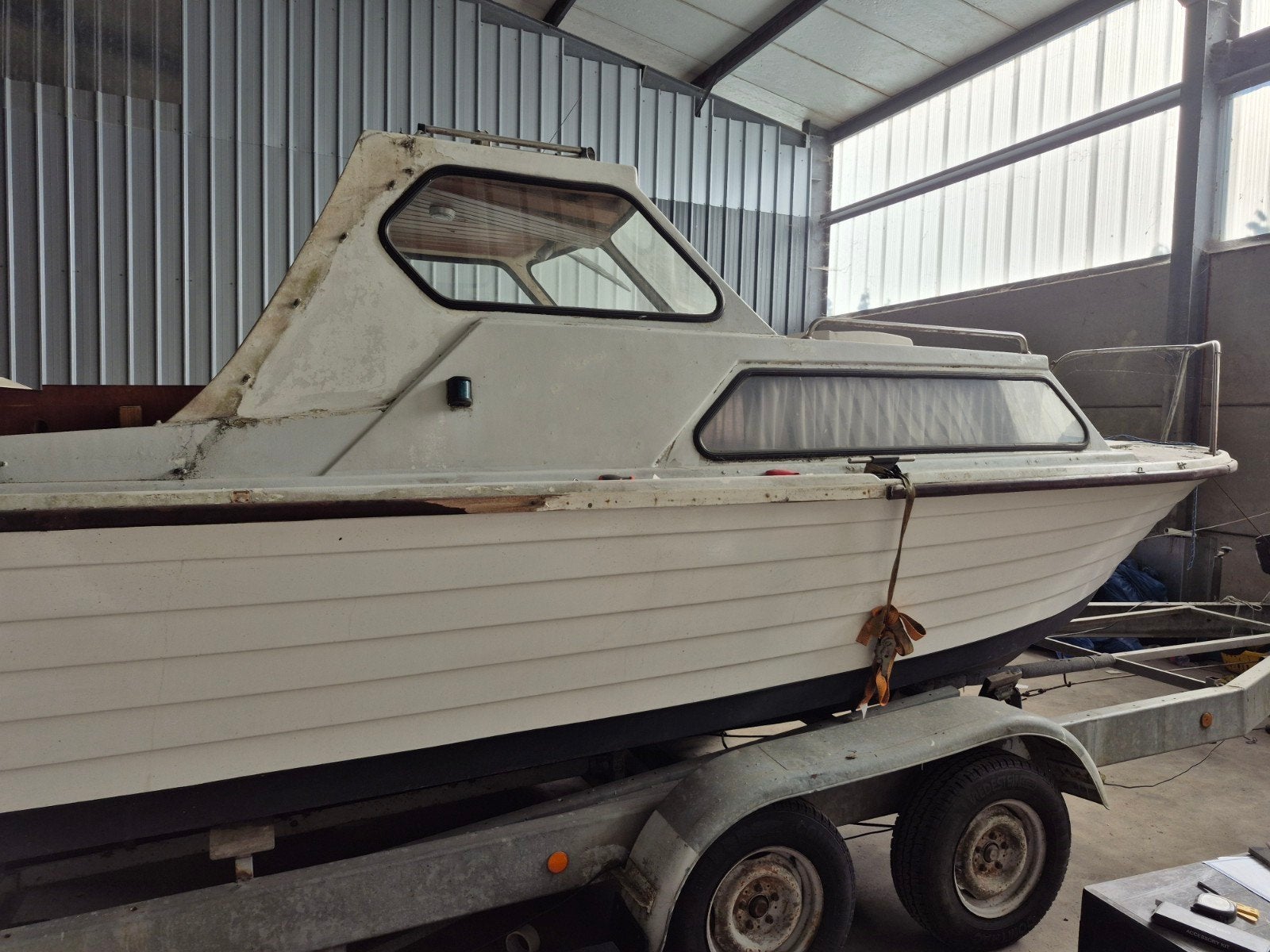 polyester  boot, op trailer,op te maken(1900€)staat te Wervi, Sports nautiques & Bateaux, Enlèvement