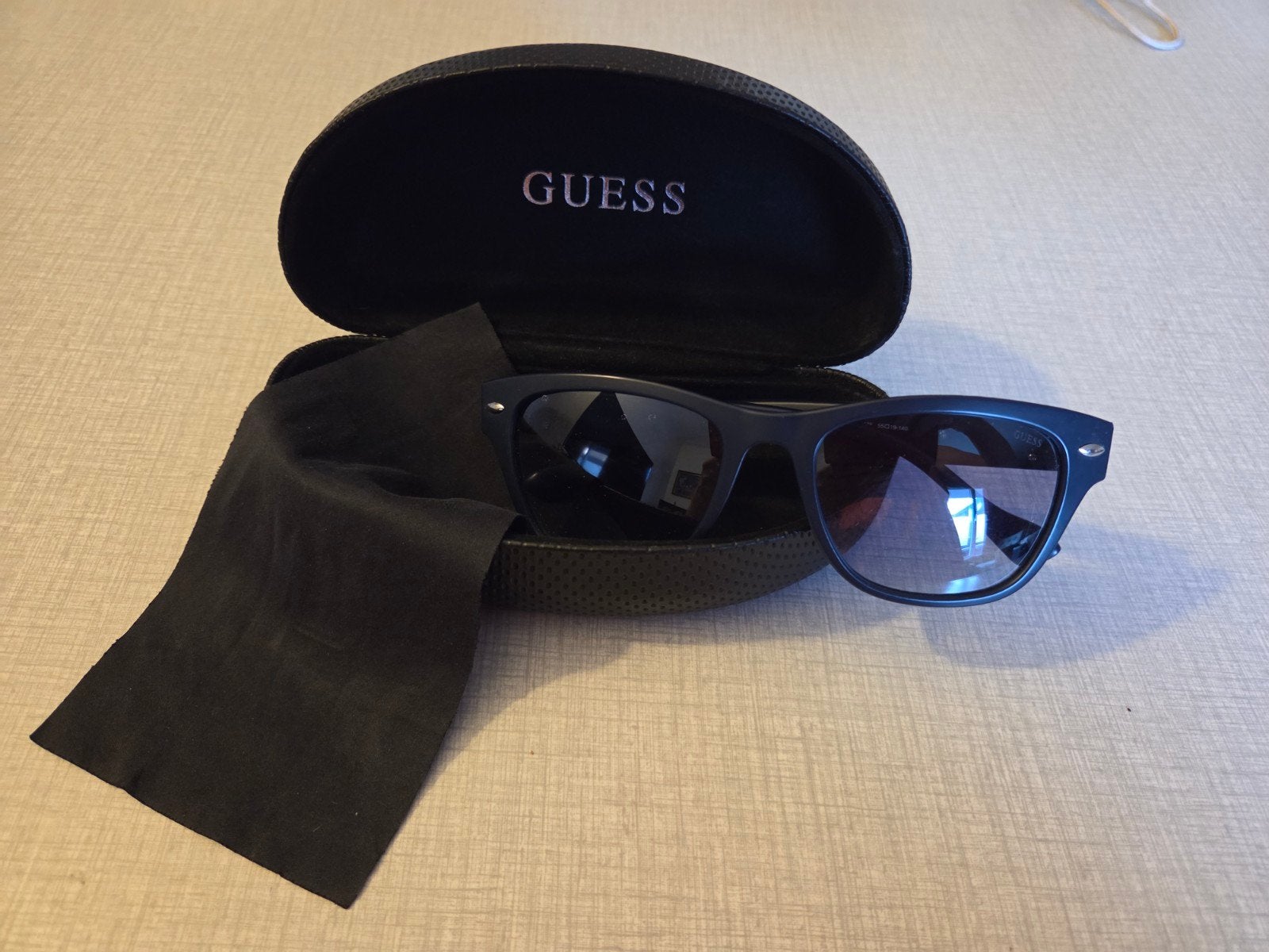 Lunettes de soleil Guess Hardcase., Enlèvement ou Envoi, Comme neuf, Noir, Lunettes de soleil