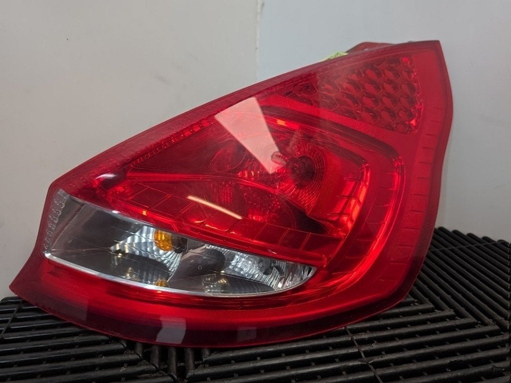FEU ARRIÈRE DROIT Ford Fiesta 6 (JA8) (|8A6113A602AB|), Henry-Ford-Straße  1
50735  Köln, DE, Ford-Werke GmbH, Kunden@ford.com