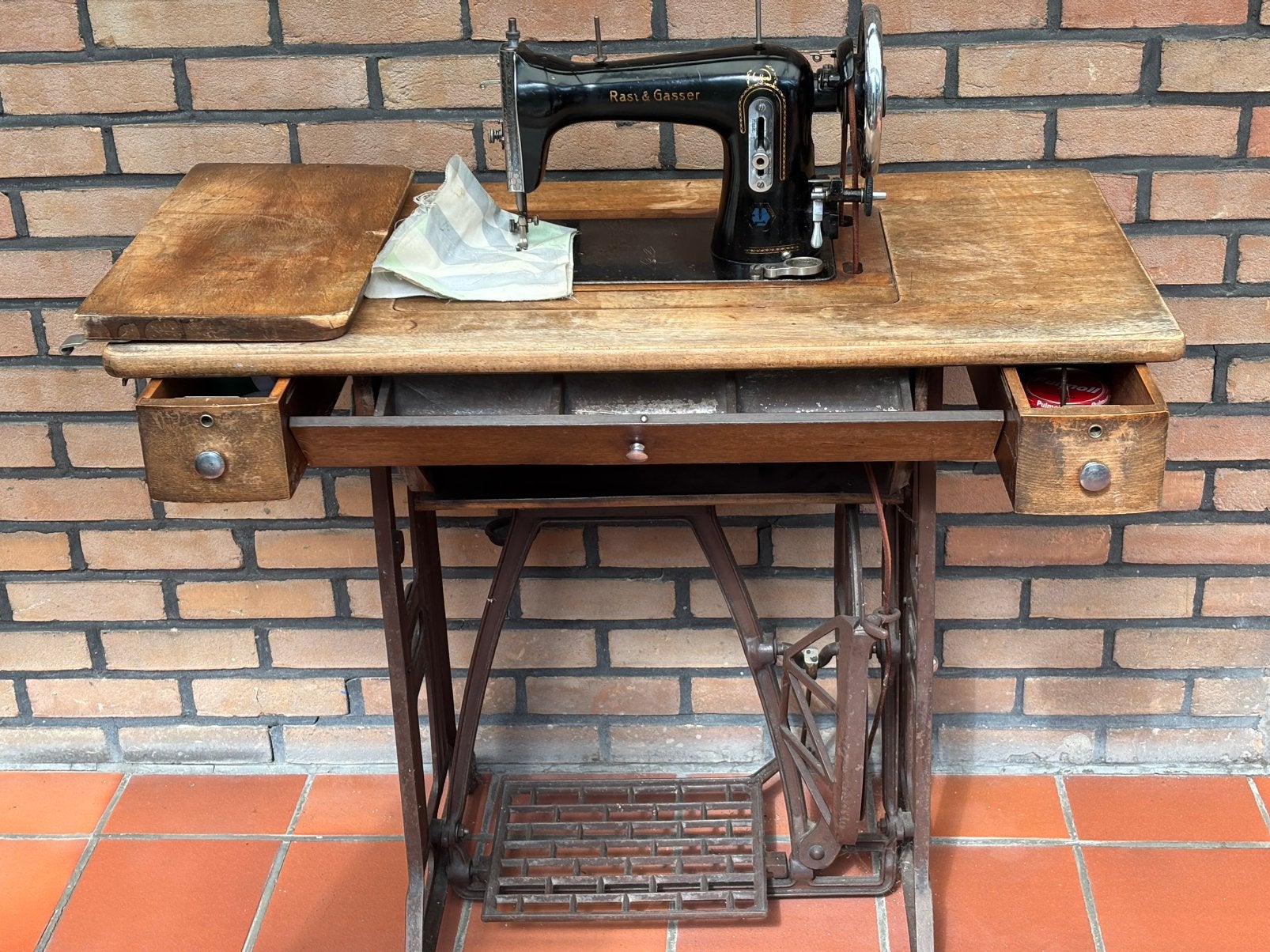 Authentieke naaimachine, Ophalen