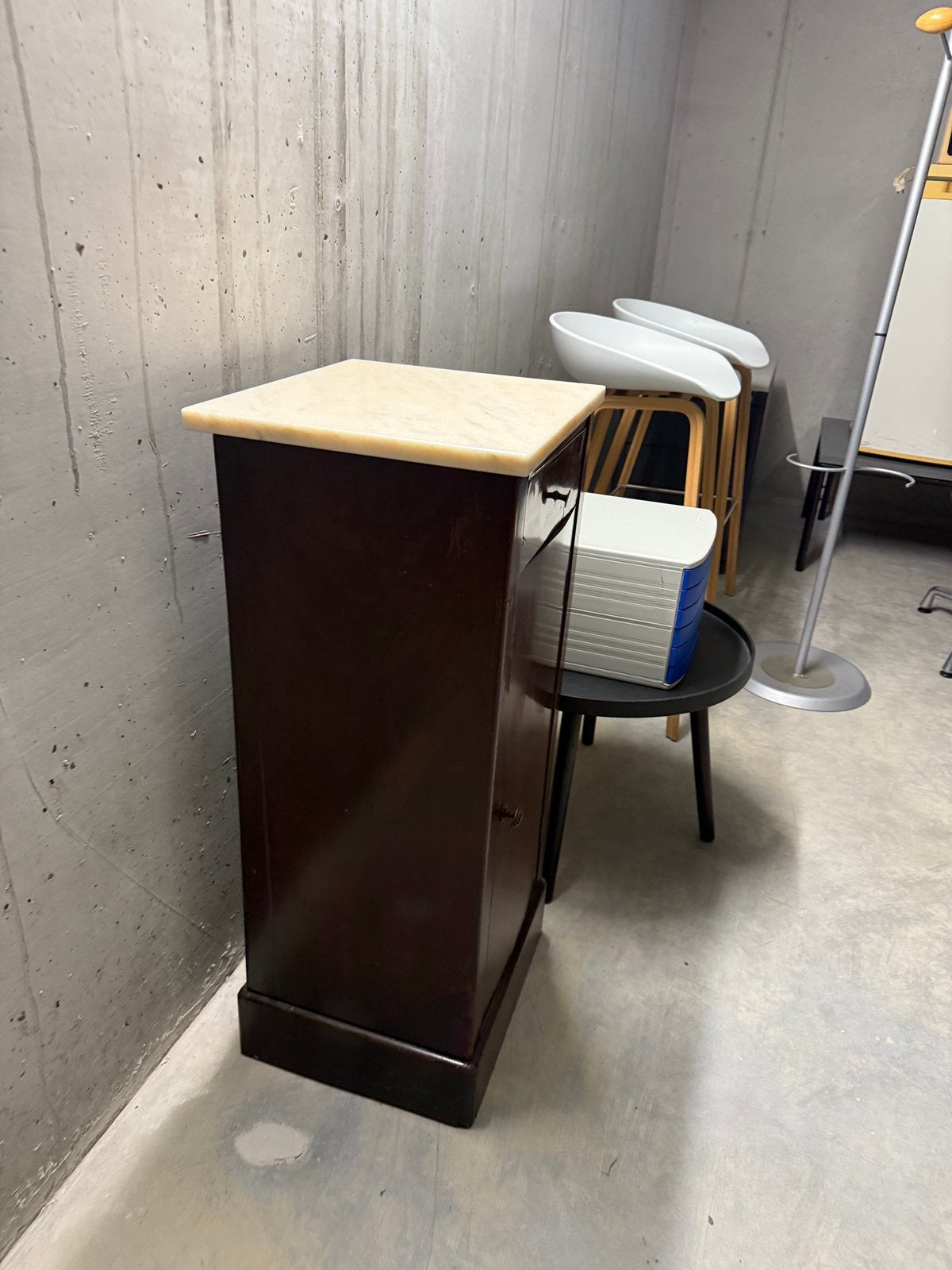 Houten commode met marmer blad, Enlèvement