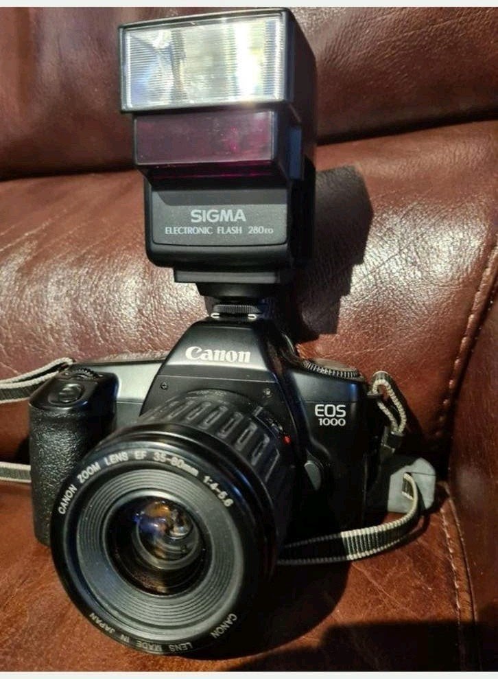 Canon Eos 1000 met lens en flitslamp, Ophalen of Verzenden, Canon