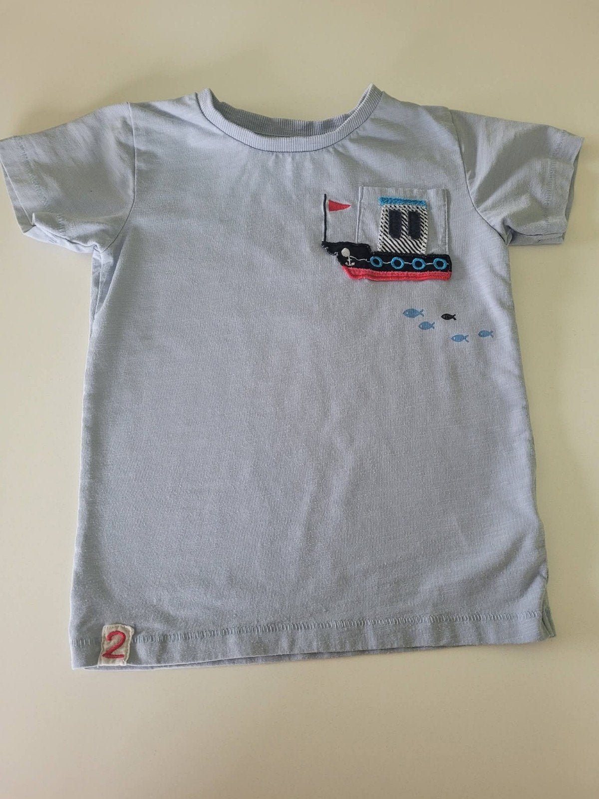 Lichtblauwe t-shirt met boot Maat: 110 Merk: Next, Enlèvement