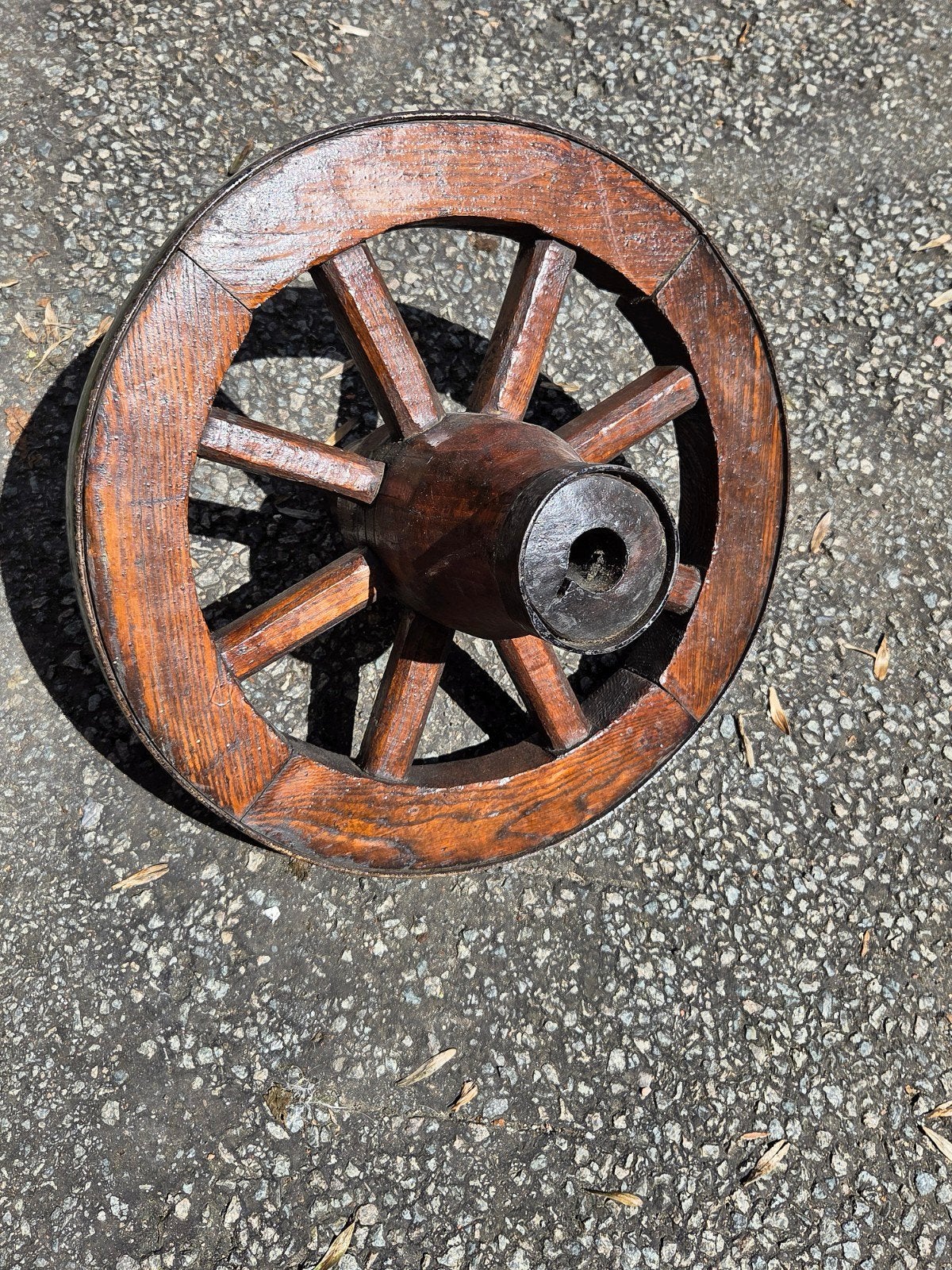 Ancienne roue en bois, Enlèvement