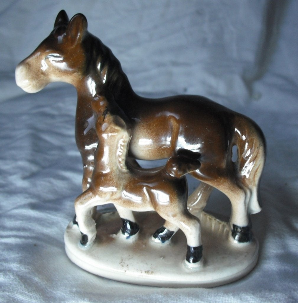 Mooi klein porseleinen beeldje merrie en veulen 10x9cm, Ophalen of Verzenden, Zo goed als nieuw, Dier