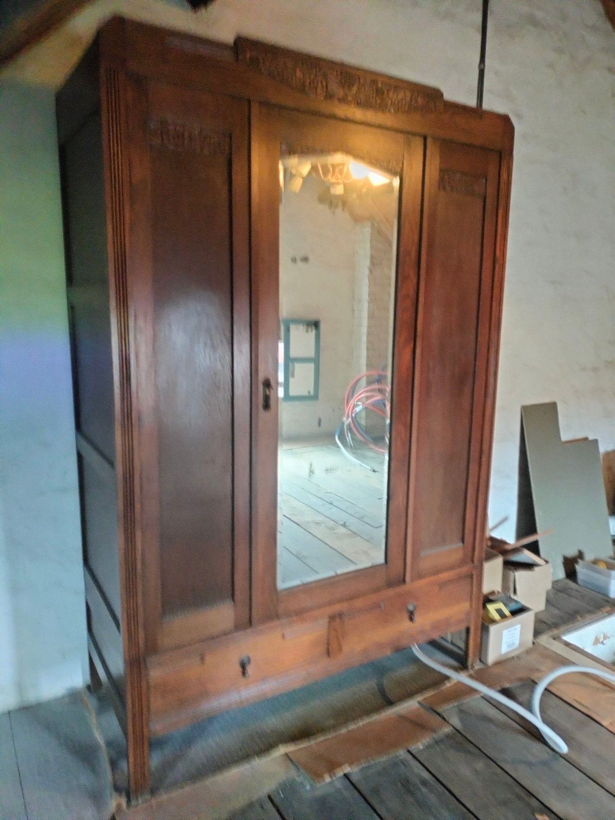 Kleerkast / halkast, Ophalen, 100 tot 150 cm, Zo goed als nieuw, Met lade(s)